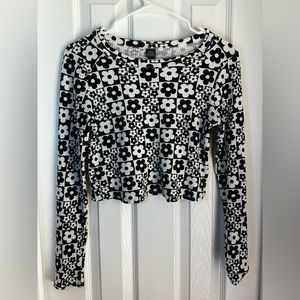 Wild Fable black and white trendy flower crop top with long sleeves.